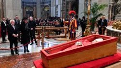 ഫ്രാൻസിസ് പാപ്പായുടെ ഭൗതീകശരീരം പൊതുദർശനത്തിനായി വച്ചിരിക്കുന്നു 