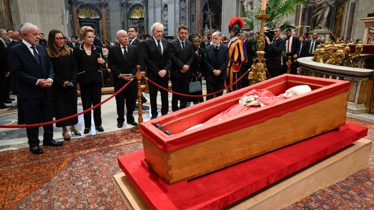 Watu wakitoa heshima zao za mwisho kwa Papa Francisko