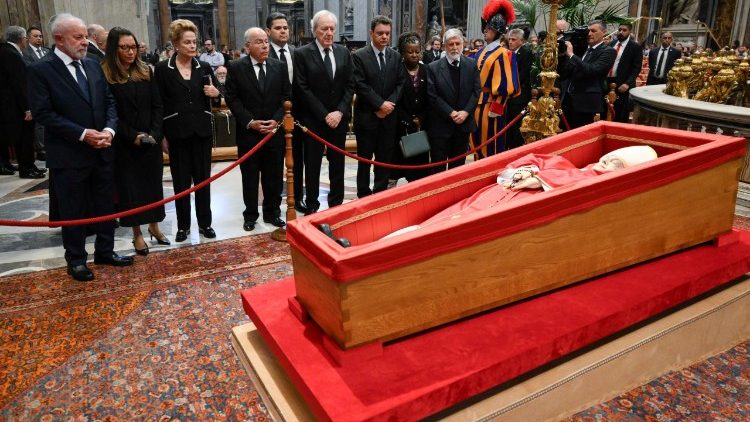 Bis Freitagabend konnten die Gläubigen von Papst Franziskus Abschied nehmen. Hier im Bild: die brasilianische Delegation mit Präsident Lula (l.)