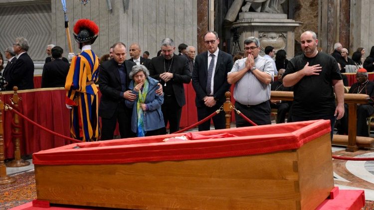 2025.04.25 Omaggio dei fedeli alla Salma di Papa Francesco 5Â°parte