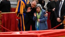 Modlitba před rakví papeže Františka