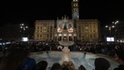Credincioși participând la rugăciunea rozariului de la bazilica Santa Maria Maggiore din Roma