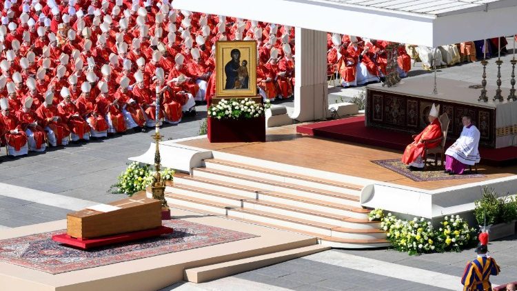 Trumna z ciałem Franciszka spoczywała przed ołtarzem