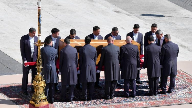 Messe d'obsèques du Pape François, samedi 26 avril 2025, sur le parvis de la place Saint-Pierre. 