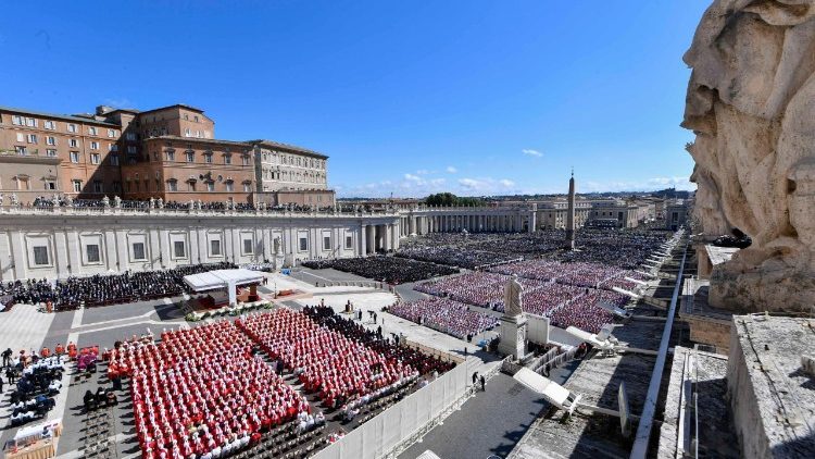 Účastníci pohřební bohoslužby na náměstí před bazilikou sv. Petra