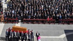 2025.04.26 Sfânta Liturghie de înmormântare a papei Francisc și delegațiile prezente. 