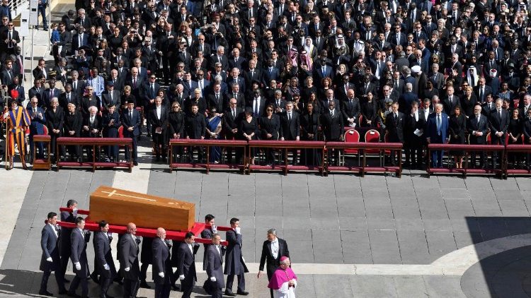 2025.04.26 Sfânta Liturghie de înmormântare a papei Francisc și delegațiile prezente. 