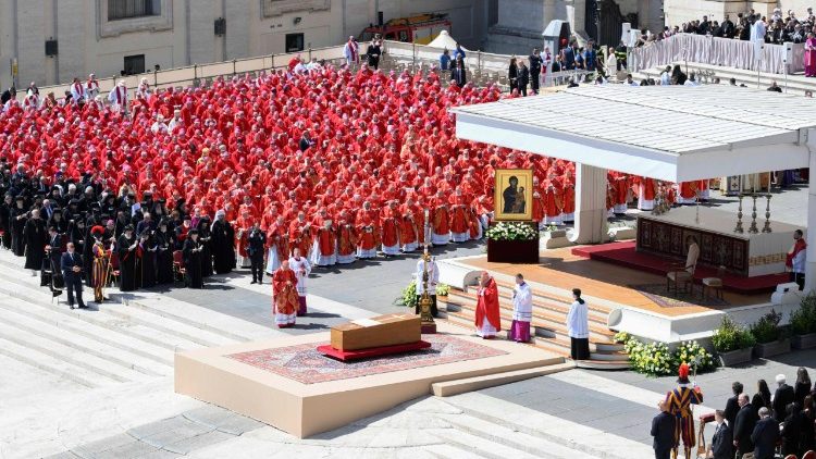 Messe d'obsèques du Pape François, samedi 26 avril 2025, sur le parvis de la place Saint-Pierre. 