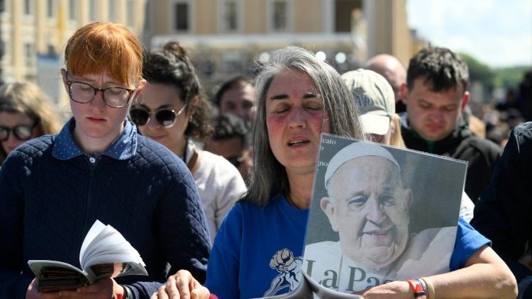 I fedeli presenti ai funerali 