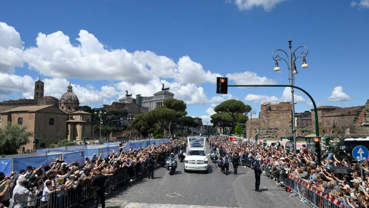 Mourners line the streets of Rome to bid farewell to Pope Francis