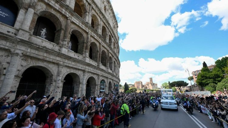 Pohřební průvod římskými ulicemi