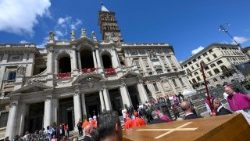 Sur le parvis de la basilique Sainte-Marie-Majeure, avant l'inhumation. 26 avril 2025. 