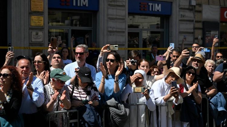 La foule de fidèles rassemblés autour de la basilique Sainte-Marie-Majeure. 