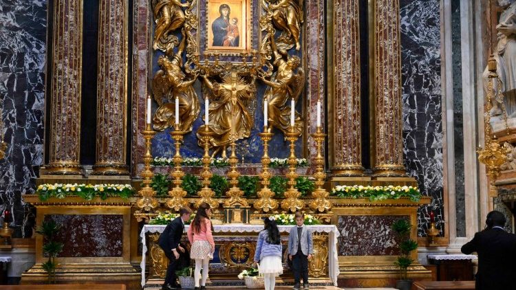 L'omaggio floreale dei bambini