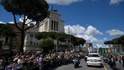 Il lungo saluto a Papa Francesco di Roma e dei suoi cittadini