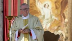 Кардынал Паралін цэлебруе другую імшу "навендыялаў" на Плошчы Святога Пятра