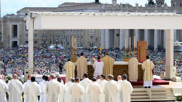 Praça São Pedro neste II Domingo de Páscoa