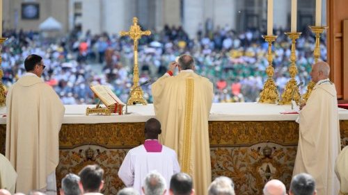Kardinal Parolin: Vam, vsem nam, vsemu svetu, papež Frančišek namenja svoj objem iz nebes