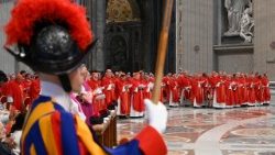 Kardinali Mauro Gambetti, O.F.M. Conv., Makamu Askofu mjini Vatican, akiwa ameungana na wahudumu wa Makanisa makuu Jimbo kuu la Roma kuadhimisha Ibada ya Misa kwa ajili ya kumwombea Papa Francisko. 