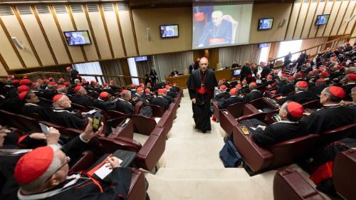 Kardinálové potvrzují všem kardinálům volitelům právo hlasovat v konkláve