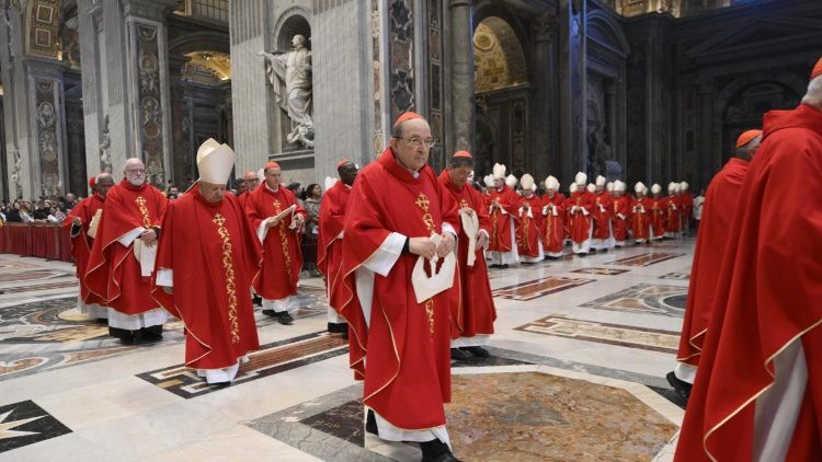 Waamini wanaitwa na kutumwa kuwa ni mashuhuda wa Fumbo la Pasaka: Yaani: Mateso, kifo na ufufuko wa Kristo Yesu kutoka kwa wafu. 