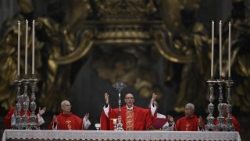 Cardinalul Víctor Manuel Fernández prezidând cea de-a șasea Sfântă Liturghie pentru odihna veșnică a papei Francisc, cu participarea Curiei Romane. 