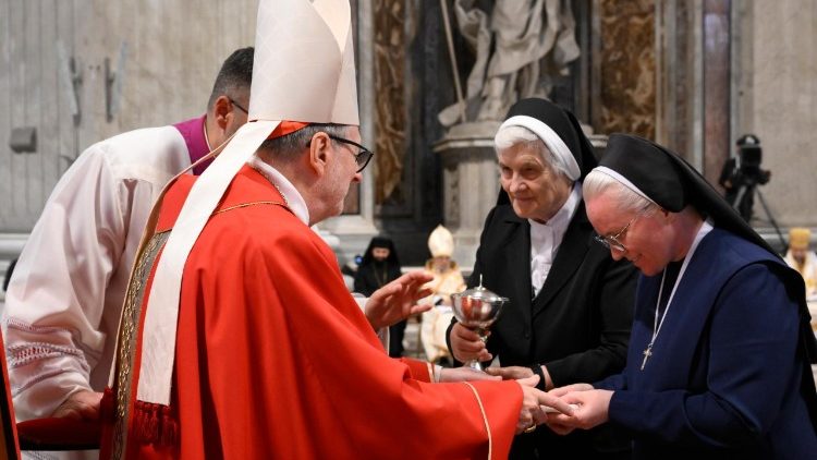 Il cardinale Gugerotti riceve le offerte per il sacrificio eucaristico