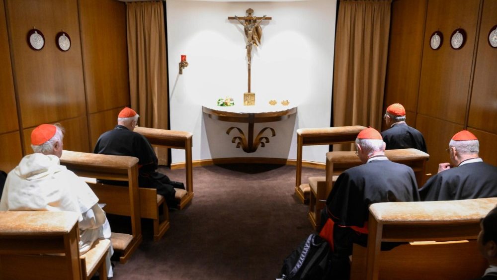 Los purpurados en oración en una pausa de la IX Congregación General del Colegio Cardenalicio el 3 de mayo de 2025.