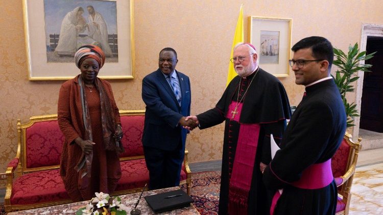 Stretta di mano tra il vicepresidente dello Zimbabwe e monsignor Gallagher