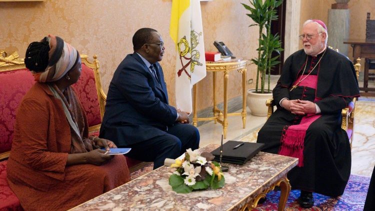 L'incontro in Segreteria di Stato tra il vice presidente dello Zimbabwe e monsignor Paul Richard Gallagher