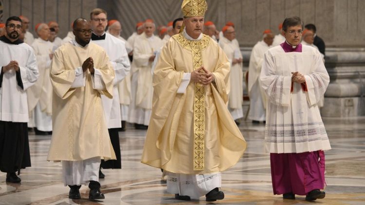 Wakati wa kuanza misa Mei 3 katika Kanisa Kuu la Mtakatifu Petro