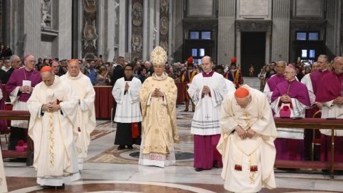 Le cardinal Mamberti encourage à la redécouverte de l’adoration