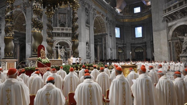 Il cardinali concelebranti all'inizio della nona Messa dei Novendiali in suffragio di Papa Francesco