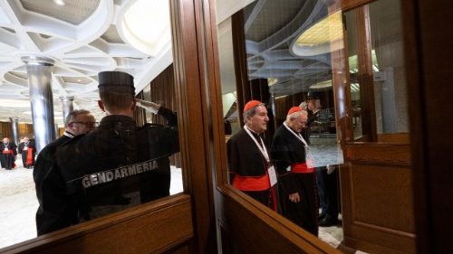 Tj&auml;nstem&auml;n och personal avl&auml;gger tystnadsed i Paulinska kapellet