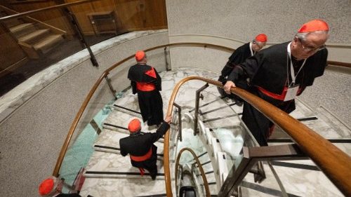 Kardináli pred konkláve apelujú za mier a vyzývajú k modlitbám