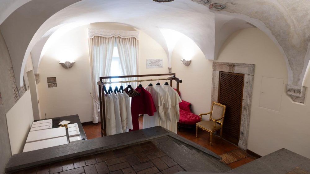 Sixtinská kaple před zahájením konkláve - Camera Lacrimatoria