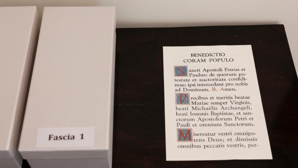 Sixtinská kaple před zahájením konkláve - Camera Lacrimatoria