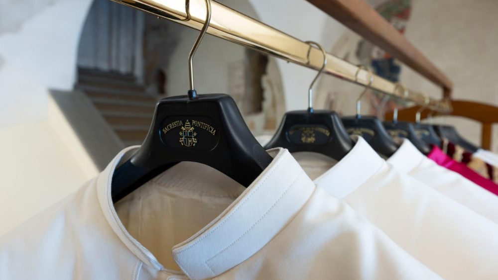 Sixtinská kaple před zahájením konkláve - Camera Lacrimatoria