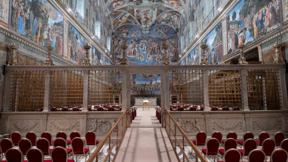 Sixtinská kaple před zahájením konkláve