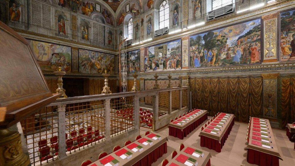 Sixtinská kaple před zahájením konkláve