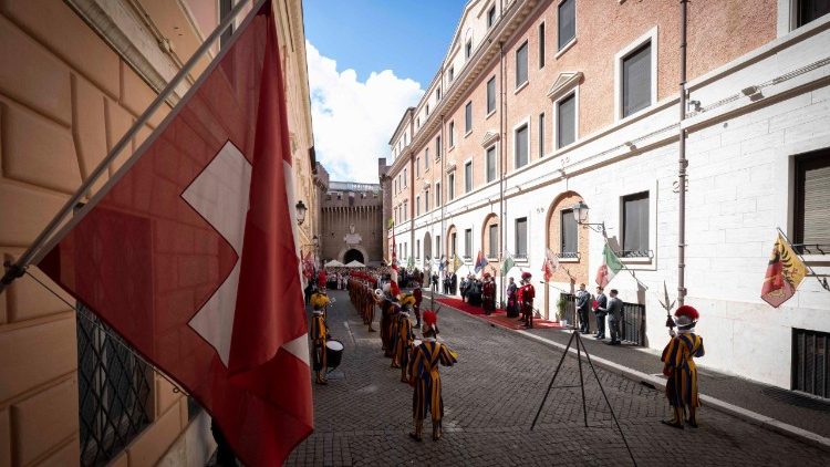 La cérémonie dans la cour de la caserne de la Garde suisse. 