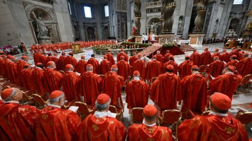 Kardinal Re: Naj bo izvoljen papež, ki ga potrebuje naš čas