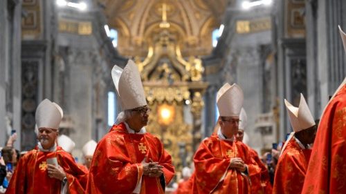 Homilie kardinála Re před začátkem konkláve