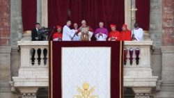 Papież Leon XIV na Loggii Błogosławieństw