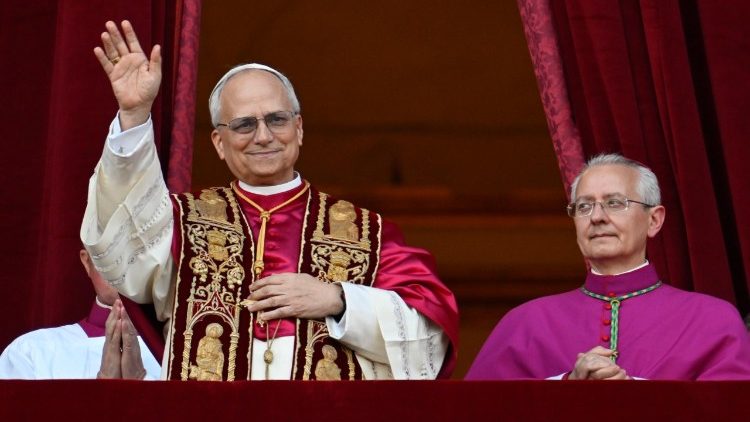 Papst Leo XIV. bei seinem ersten öffentlichen Auftritt auf der Mittelloggia des Petersdoms
