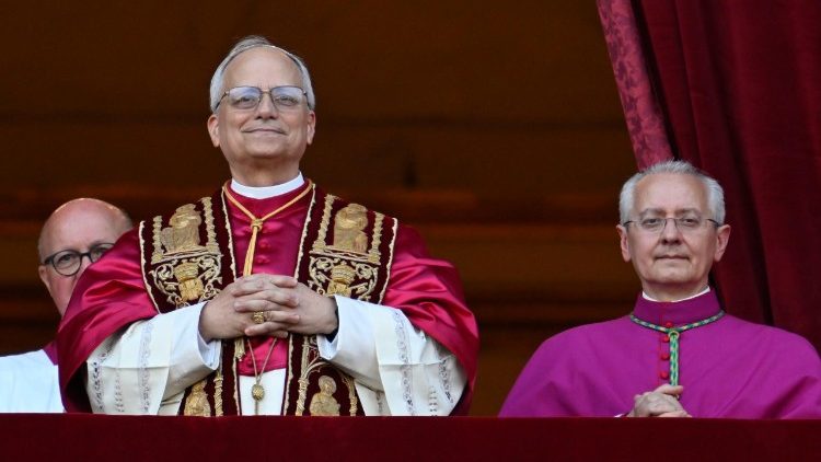 Papst Leo XIV. bei seinem ersten öffentlichen Auftritt auf der Mittelloggia des Petersdoms