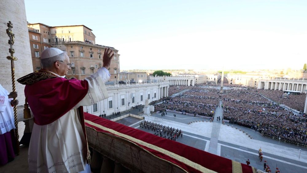 La foule de fidèles devant le nouveau Pape. 