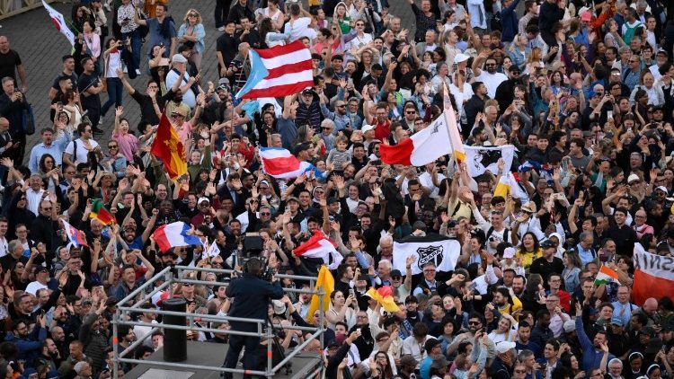 Na Placu Świętego Piotra i okolicznych ulicach Leona XIV pozdrawiały rzesze wiernych z całego świata