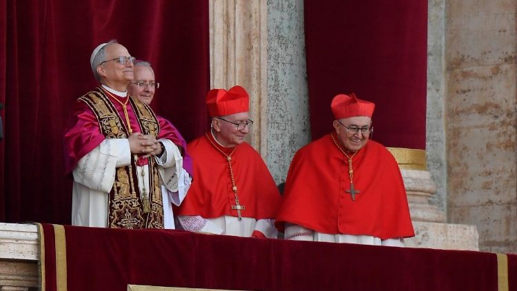 Leon XIV na loggii Bazyliki Watykańskiej