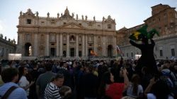 வத்திக்கான் வளாகத்தில் மக்கள் 